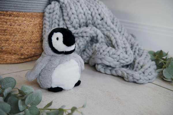 Warmies baby pingvin på seng – hyggelig og blød bamse


