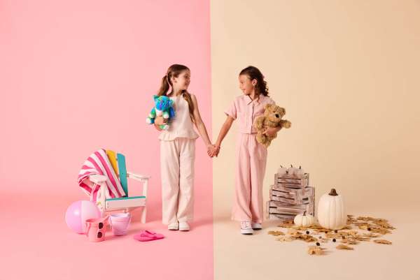 Sansebamse Warmies® regnbuedrage – blød, farverig og varmende til sensorisk leg.

