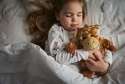 
Barn sover med Warmies giraf bamse – hjælper med afslapning og tryghed ved sengetid

