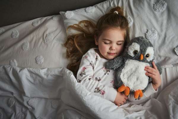 Barn sover med Warmies ugle – tryghed og ro


