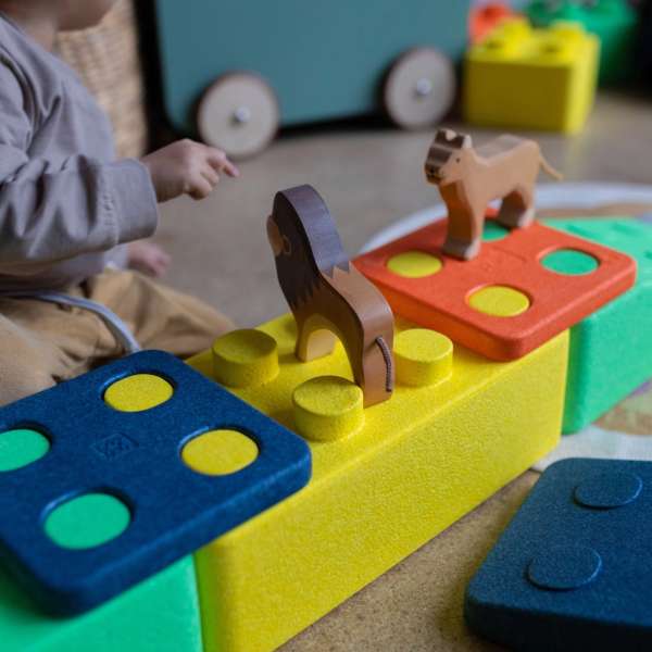 Barn leger med byggeelementer fra Tomke startsæt – motoriklegetøj til kreativ leg og kropsfornemmelse

