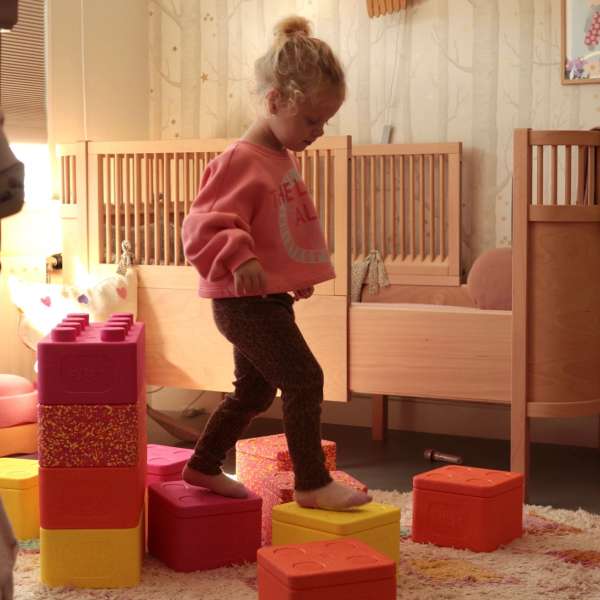 En pige leger med Bygge – startsæt “Tomke” (12 dele)