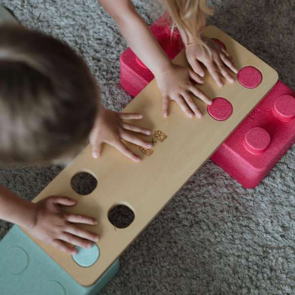 “Bro” multifunktionsbræt set fra siden, hvor barnet kan gå eller balancere over broen