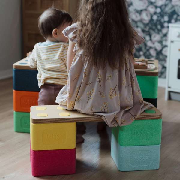 Børn sidder på byggekonstruktion med multifunktionsbræt Bro – styrker balance, kropsfornemmelse og leg

