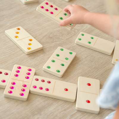 Barn lægger tickit juvel-domino – læringsspil til talforståelse og hånd-øje-koordination


