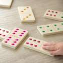 
tickit juvel-domino i træ close-up – trædomino med farvede sten til læring og leg

