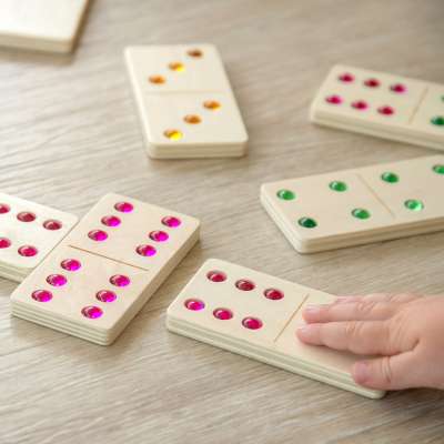 
tickit juvel-domino i træ close-up – trædomino med farvede sten til læring og leg

