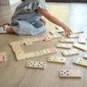 Barn leger med juvel-domino i træ – udvikling af finmotorik og koncentration


