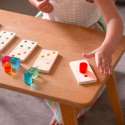 Barn placerer domino-brik – trædomino til logisk tænkning og finmotorik


