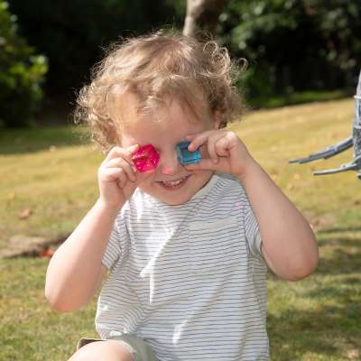 En dreng sidder og kigger igennem tickit® Gem Cubes