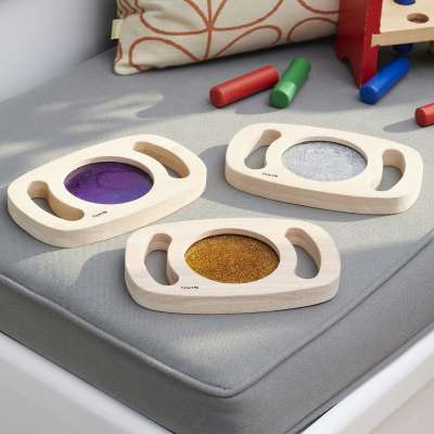 tickit® Easy Hold Glitter Panel Set ligger på en madras