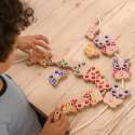 Barn leger med sommerfugleperler i træ – kreativ leg og udvikling af finmotorik


