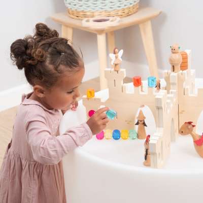 En pige leger med tickit® Gem Circles