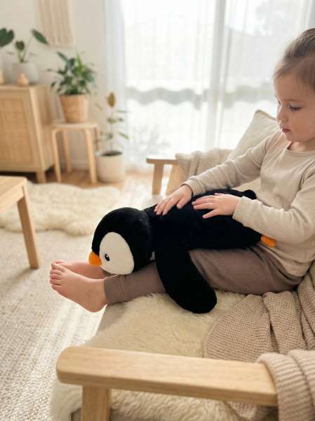 Detalje af pingvin bamsepude – blød og tung bamse til sanse- og krammeleg.

