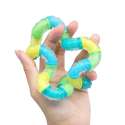Hånd holder Tangle BrainTools Think – fidget til at dreje og manipulere for bedre koncentration og ro

