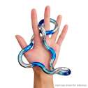 Hånd holder Palm Tangle Classic – fidget der kan drejes og formes for bedre koncentration og ro

