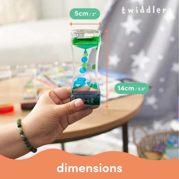 
Hånd holder sanse timeglas med flydende dråber og målangivelse – visuelt og motorisk legetøj



