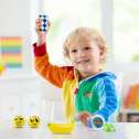 Barn leger med fidget legetøj og holder en fidget cube – motorisk og beroligende legetøj til børn

