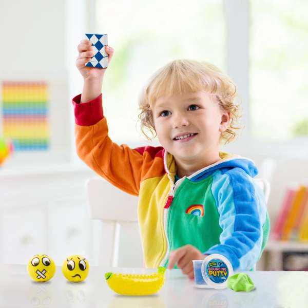 Barn leger med fidget legetøj og holder en fidget cube – motorisk og beroligende legetøj til børn

