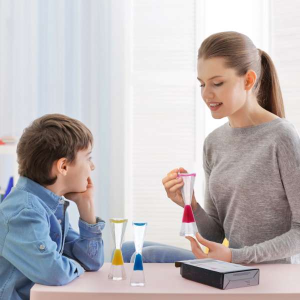 En kvinde viser Anti-tyngdekraft timeglas, sæt med 3 stk frem til en dreng 