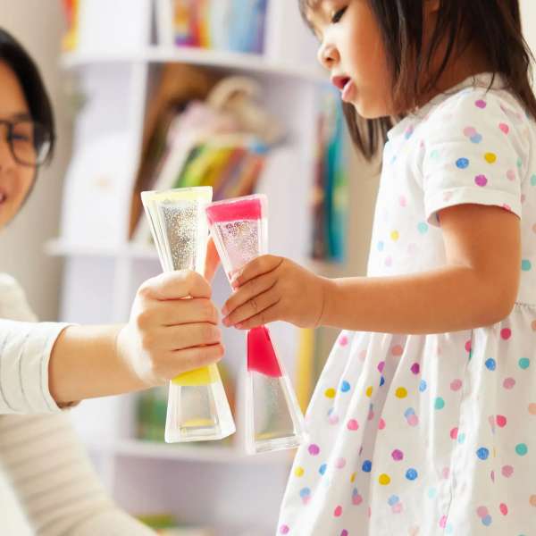 En pige og kvinde leger med Anti-tyngdekraft timeglas, sæt med 3 stk