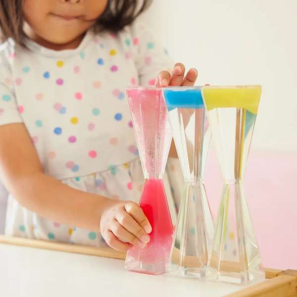 Farverige anti-tyngdekraft timeglas – sensorisk legetøj til børn og læringsmiljøer.

