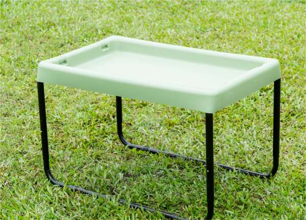 Lille tuff tray med stel og bakke – klar til sanseleg



