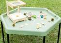 
Tuff tray bakke med tilbehør – sanselig leg med naturmaterialer

