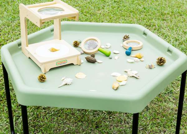 
Tuff tray bakke med tilbehør – sanselig leg med naturmaterialer

