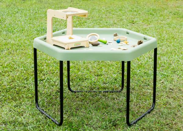 Stel med 6-kantet tuff tray i brug – sanse-legebord med bakke


