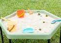 Tuff tray sanse-legebord med bakke – klar til kreativ leg


