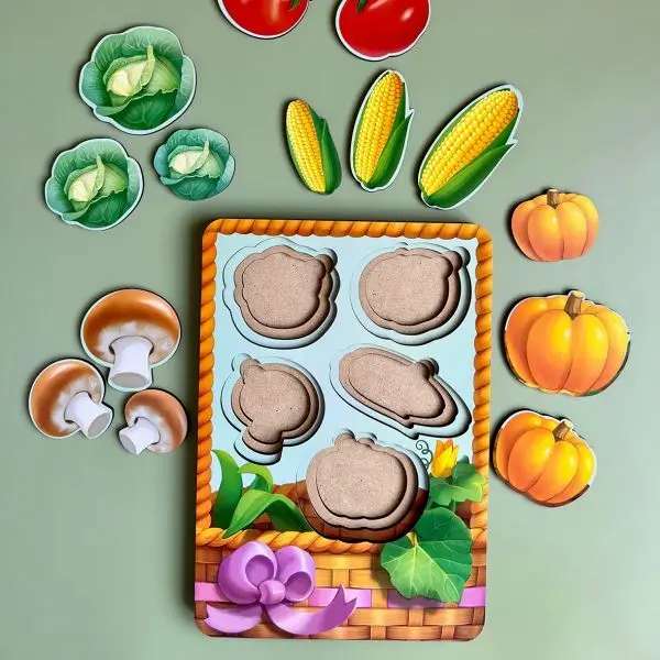 Træpuslespil grøntsager i kurv – mellem størrelse med farverige grøntsagsmotiver.

