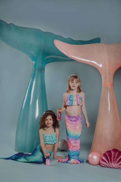 Børn leger med Sanseflaske Move Sea Sparkle – beroligende sanselegetøj med havtema fra Vicca.dk

