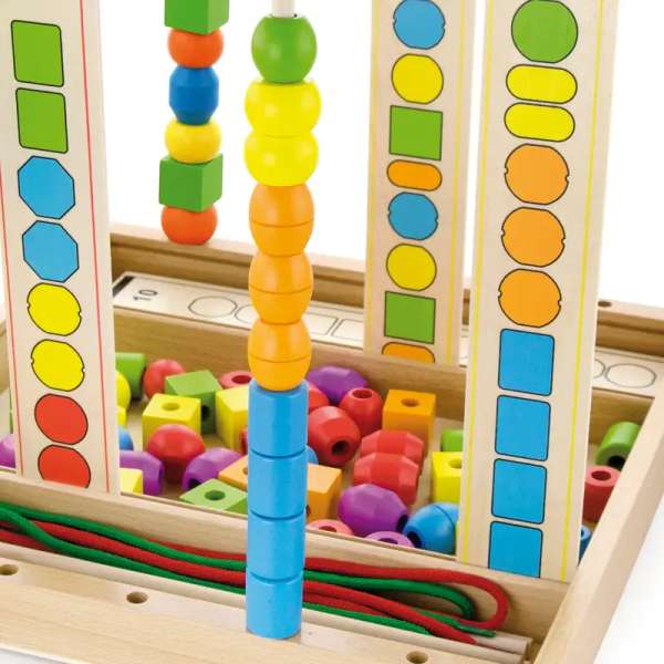 Detalje af stabling og tråd – pædagogisk trælegetøj til koncentration og leg.

