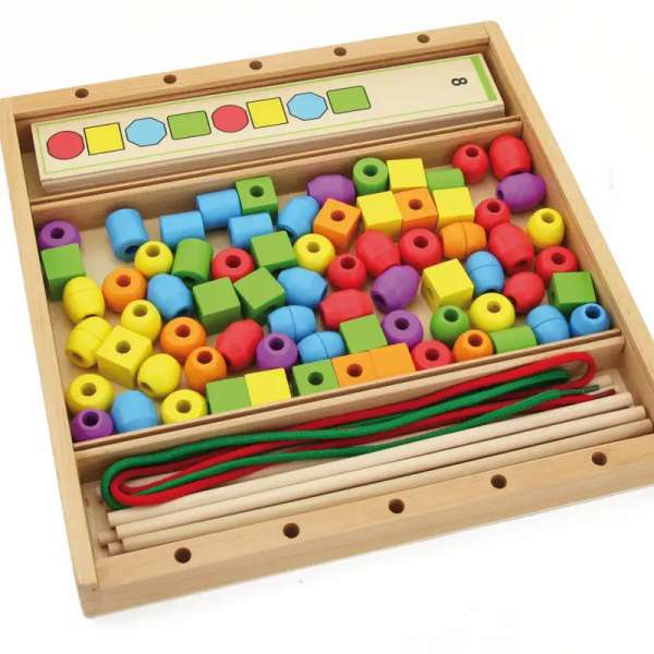 Andreu Toys tråde- og stablespil i træ – komplet læringsspil med brikker og tråde.

