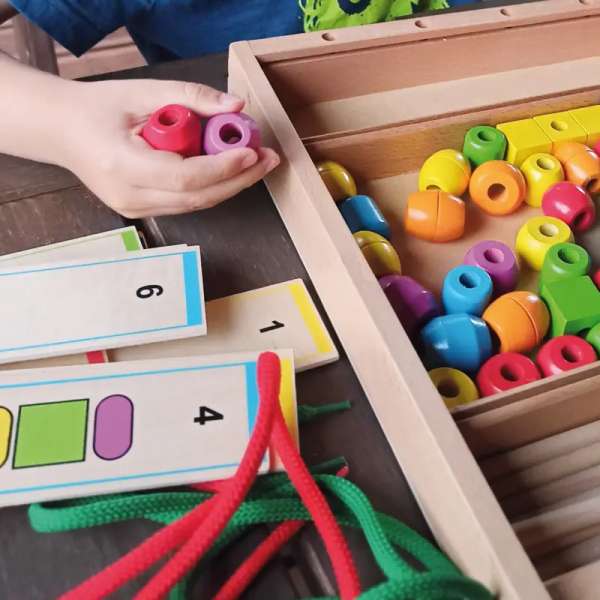 Stablespil med tråde – børn kan kombinere farver, former og mønstre i træ.

