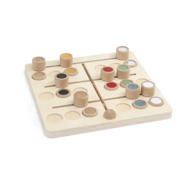 Detalje af sensorisk skydebræt – farverige brikker med taktile overflader til leg og læring.