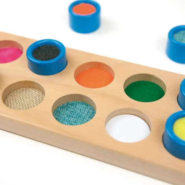 Alle taktile klodser samlet – pædagogisk sensorisk matchspil i træ.

