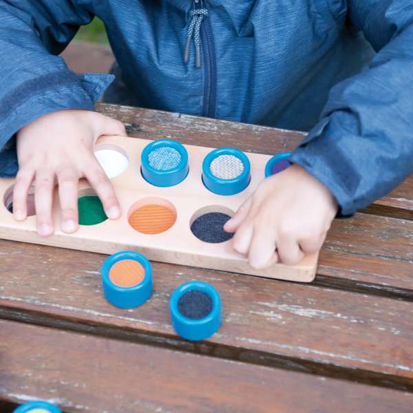 Detalje af Andreu Toys taktile klodser – robuste brikker med forskellige teksturer.

