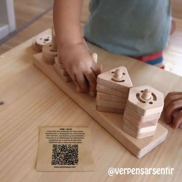 Sensoriske geometriformer i træ – farverige brikker til børns leg og læring.