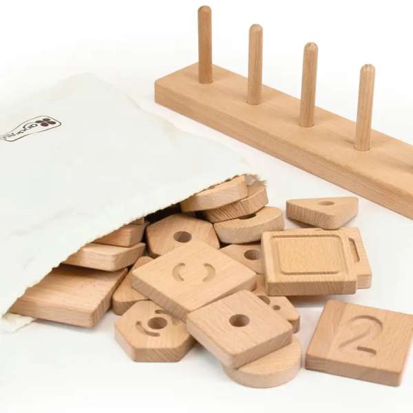 Andreu Toys sensoriske geometriformer – kreativt og læringsfremmende træspil.

