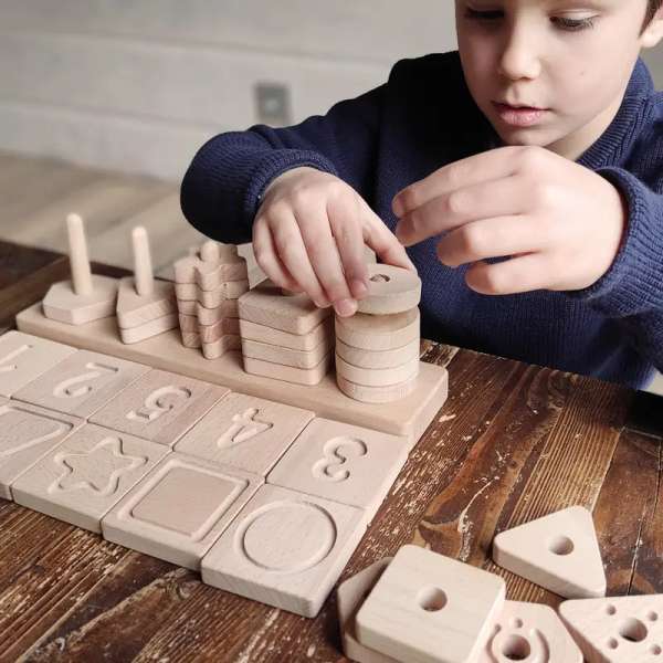 Alle geometriformer fra Andreu Toys – pædagogisk trælegetøj til taktil leg.