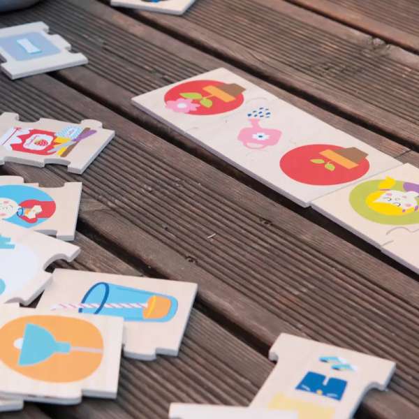 Tidsrækkefølge puslespil i træ – puslebrikker med forskellige situationer og rækkefølge.

