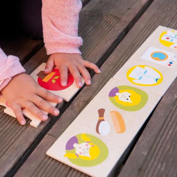 Børn leger med tidsrækkefølge puslespil – lærer begreber som før og efter gennem leg.