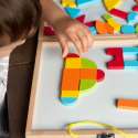 Læringsspil med mønsterkort og magnetiske brikker – børn bygger mønstre gennem leg.

