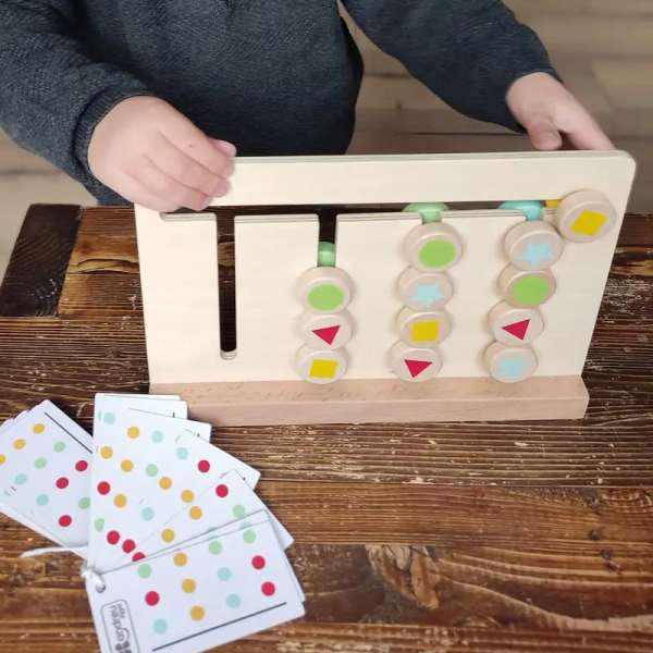 Sensorisk læringsspil med farver og former – træbrikker og mønsterkort.


