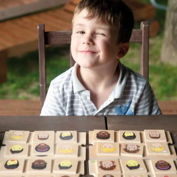 Ansigtsudtryk billedlotteri i træ – udvikler følelsesgenkendelse gennem leg.

