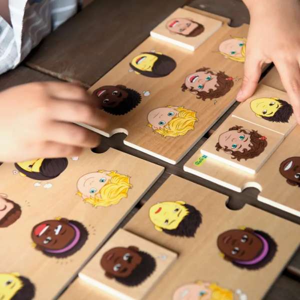 Detalje af billedlotteri med ansigtsudtryk – pædagogisk spil om følelser til børn.

