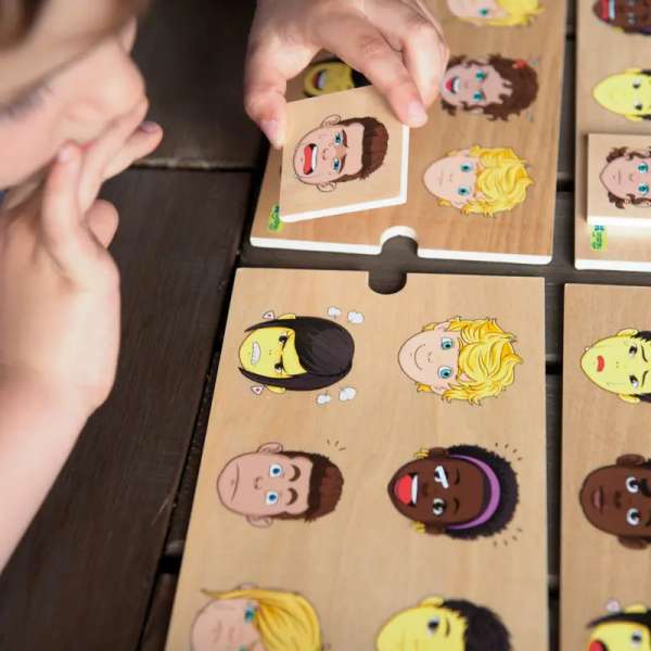 Andreu Toys følelseslotteri – lær at matche ansigtsudtryk i læringsleg.

