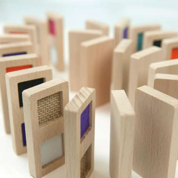 Taktil domino i træ – dominobrikker med forskellige overflader til følesans.

